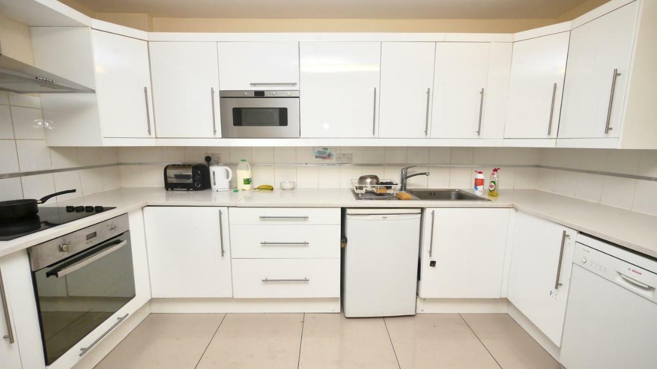 Accommodation Лондон Екстериор снимка